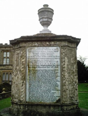 Tumba de Lord Byron con detalle del bello epitafio escrito por su amigo
